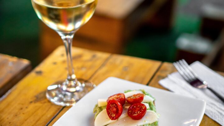 wine, food, dish, snack, meal, glass, alcohol, beverage, drink, champagne, wine glass, restaurant, maridaje, wine and food pairing, closeup